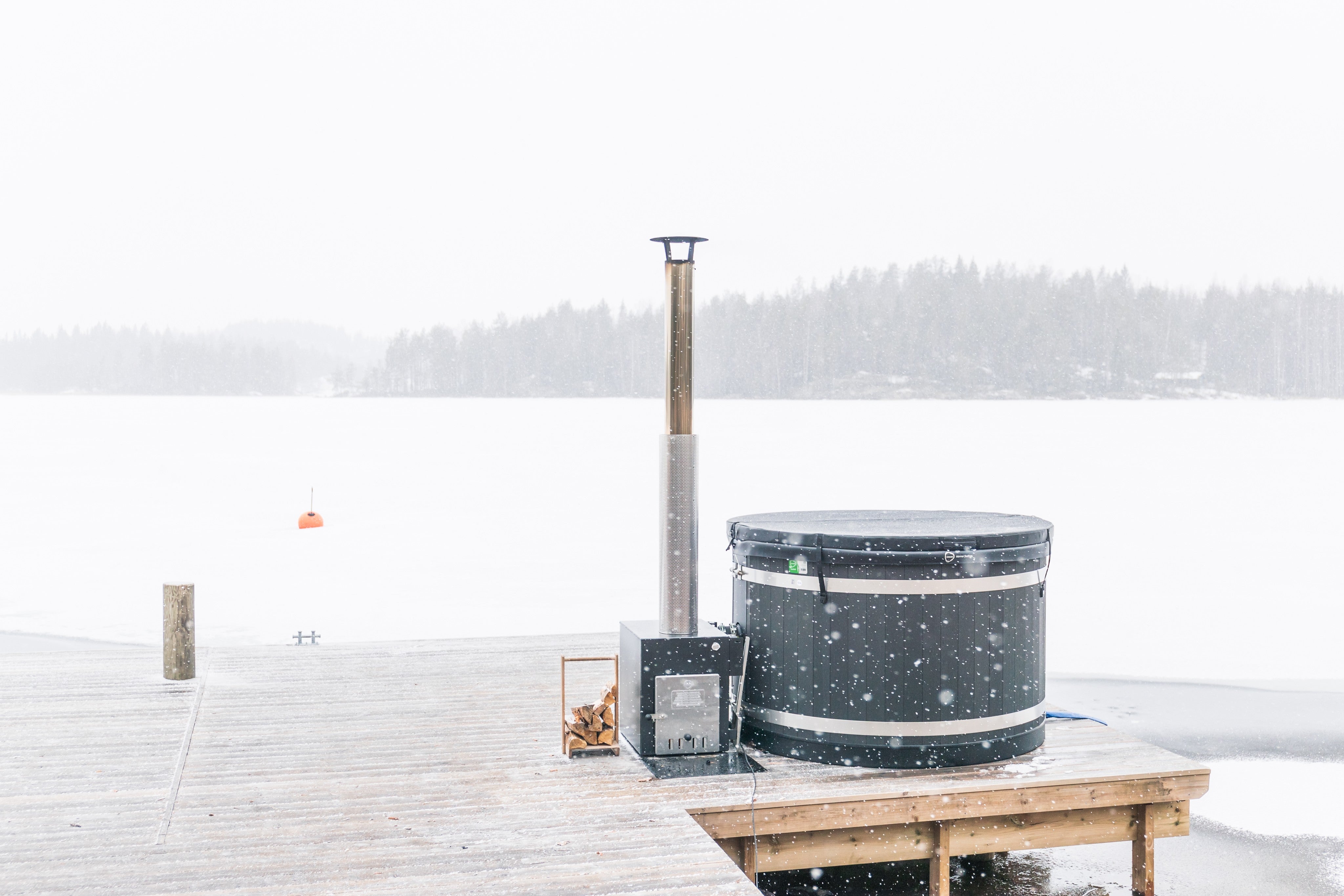 Kirami Cube | Marinealuminium | Holzofen Außen für Hot Tub | 35 kW für Schornsteinanschluss Ø150 mm